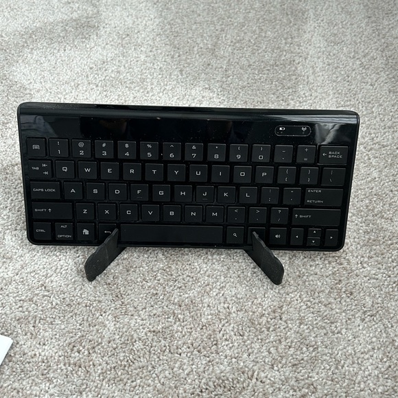 AmazonBasics Bluetooth Keyboard with Mini Travel Stand for Android Devices - Picture 3 of 5
